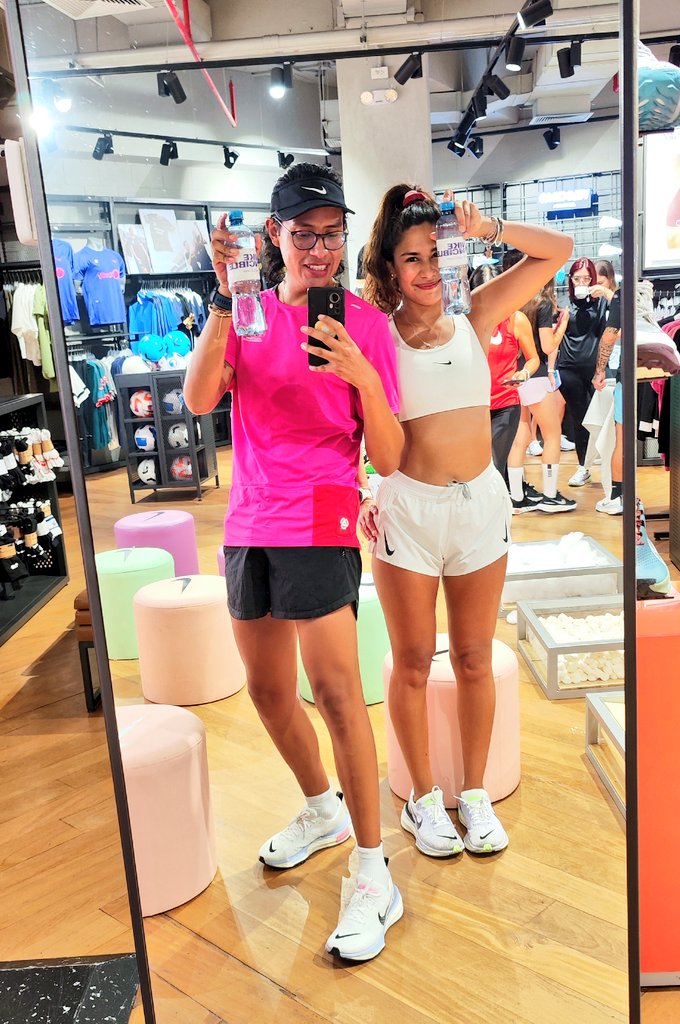 fuetete's tweet photo. Hoy en el evento de nike para presentar las #nikeinvincible3 😍😍😍 me hace muy feliz correr y más conocer tantas personas increíbles #runnershelpingrunners https://t.co/vQnIbujYUw