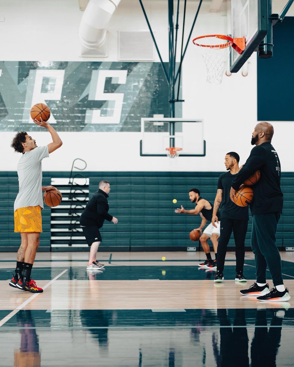 TraesMuse's tweet image. Trae Vs Steph tonight:

Trae:                           Steph:
25 points                   31 points
12 assists                   5 assists
6 rebounds                6 rebounds
3 threes                     4 threes 
1 steal                           

Insane game.