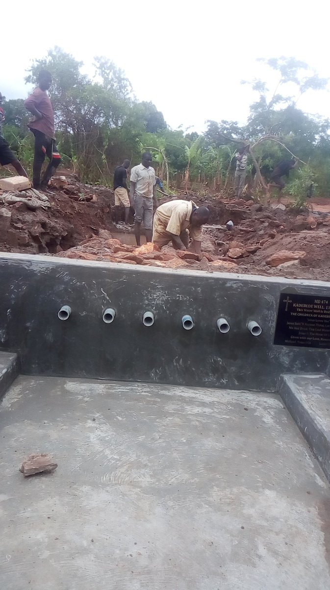 UGCommonwealth's tweet photo. #Kadebede Spring Well transformed &amp; #Protected through @NamunsiU Mbale City with support from
 family of Ramon &amp; Bob, Texas, Midland USA as a donation to the children of #Kadebede @UNICEF @uwasnet @min_waterUg @GovUganda @GCICUganda @JanetMuseveni @AnitahAmong @UgandaMediaCent https://t.co/14NGn45tUj