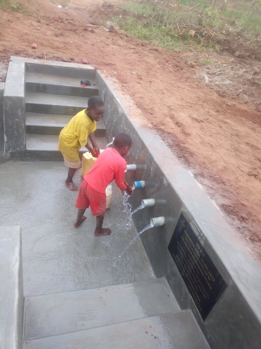 UGCommonwealth's tweet photo. #Kadebede Spring Well transformed &amp; #Protected through @NamunsiU Mbale City with support from
 family of Ramon &amp; Bob, Texas, Midland USA as a donation to the children of #Kadebede @UNICEF @uwasnet @min_waterUg @GovUganda @GCICUganda @JanetMuseveni @AnitahAmong @UgandaMediaCent https://t.co/14NGn45tUj