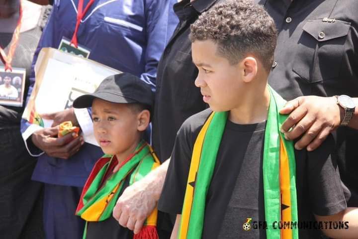 _Titusworld's tweet photo. Christian Atsu's children at his final funeral rites at the State House in Accra 💔😭

#ripatsu https://t.co/vem39sVJUc