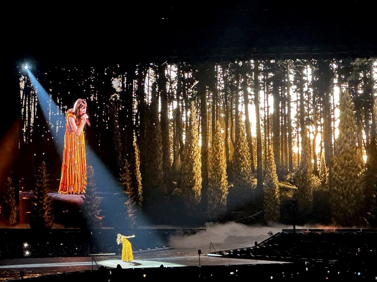 ภาพบางส่วนจาก “ The Eras Tour “ การเเสดงคอนเสิร์ตครั้งเเรกในรอบ 5 ปีของ Taylor Swift อยากไปอยู่ตรงนั้น 😍😭
Cr: besttofswift