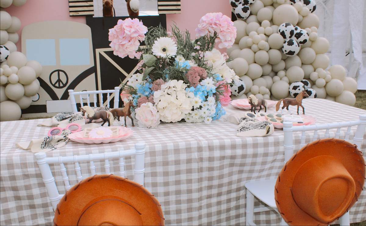 catchmyparty's tweet photo. Don't miss this wonderful hippie rodeo-themed party! The table settings are fantastic! https://t.co/siW87ENqx2 #catchmyparty #partyideas #rodeo #rodeoparty #cowboys #cowgirls #cowgirlparty https://t.co/lJeKPcFIIM