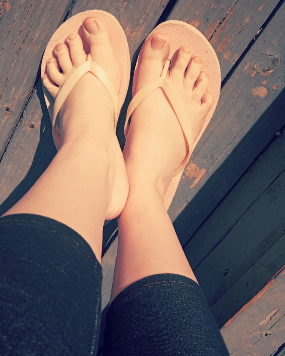 Foot model 👣😍
Feet content #feetpic #feetseller #feetpicsforsales #feetfetiche #flipflops #NaturePhotography