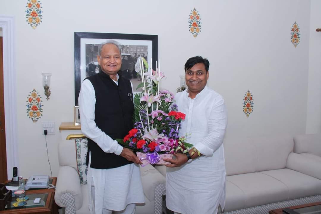 PRESIDENTBKN2's tweet photo. राजस्थान में 3 संभाग व 19 नये जिलो की सौग़ात देने सहित शानदार बज़ट के लिये माननीय अशोक जी गहलोत व गोविन्द सिंह जी डोटासरा जी आपका हार्दिक आभार।
@RajCMO @ashokgehlot51 @GovindDotasra https://t.co/r1Q6YC0HvN
