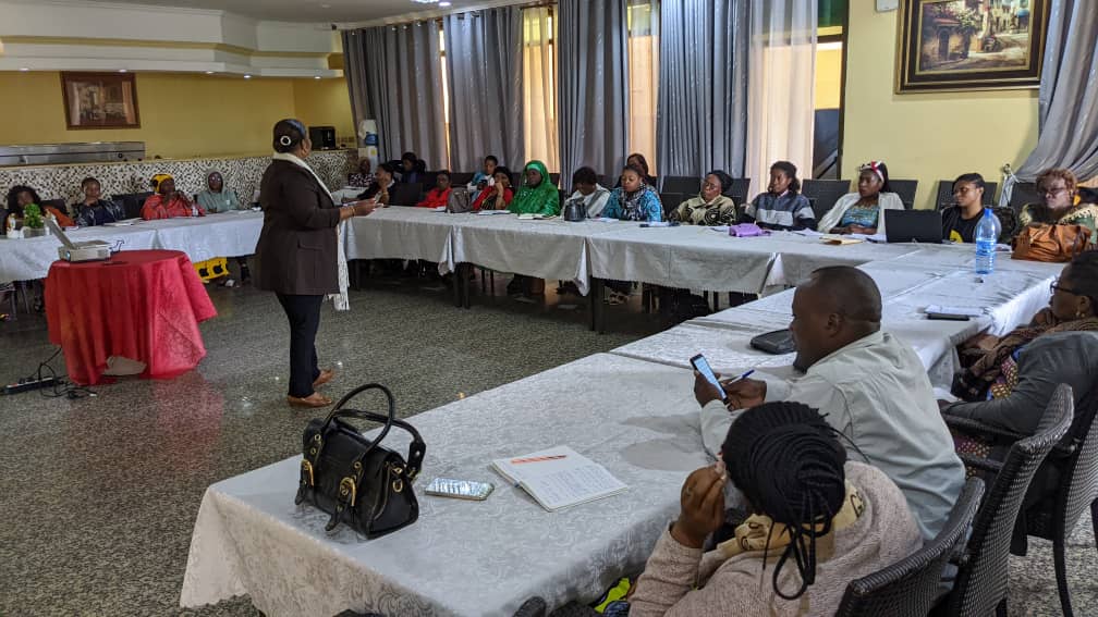 IsabellePendez's tweet photo. La COFEVAM, le sauti ya mama mukongomani et EFIME avons initié une conférence sur différentes thématiques dont, le charisme d'une femme leader, le leadership féminin et l'estime de soi ... Cela a été une journée Riche en découvertes. Merci chères collègues ! https://t.co/IxIQl5i3b2