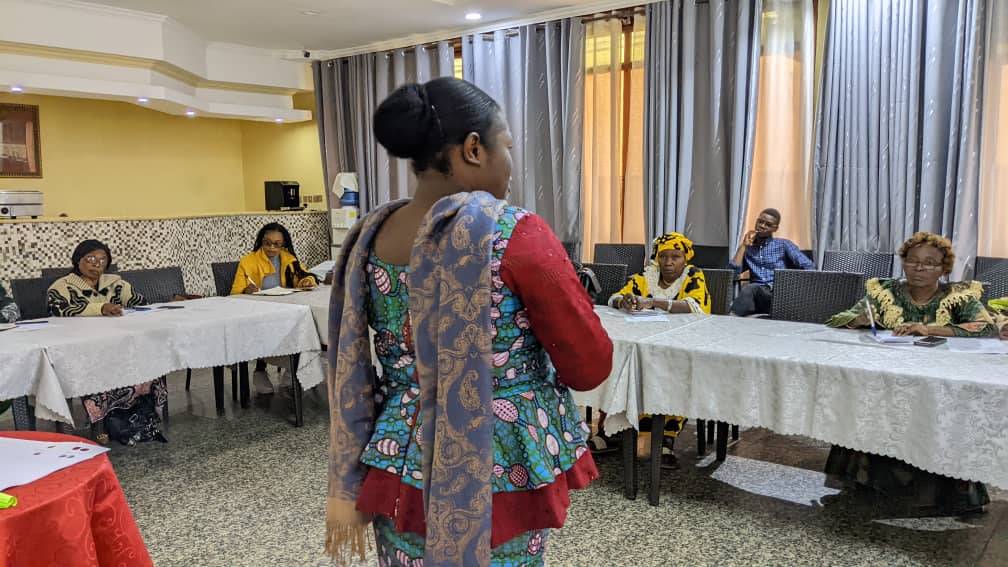IsabellePendez's tweet photo. La COFEVAM, le sauti ya mama mukongomani et EFIME avons initié une conférence sur différentes thématiques dont, le charisme d'une femme leader, le leadership féminin et l'estime de soi ... Cela a été une journée Riche en découvertes. Merci chères collègues ! https://t.co/IxIQl5i3b2