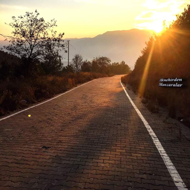 GÜNAYDIN CANLAR DOSTLAR YOLDAŞLAR MUTLU HUZURLU HAFTA SONU DİLERİM ☕🙏✌️

Sorgula masalları,
Gelme oyuna !
Bir hedefin olsun ,
Varmı maksadın ?
Üç günlük dünya
Diyorlar buna ,
Ve sen üç'ün ikisini 
Çoktan harcadın ,..

Mehmet  Aygün