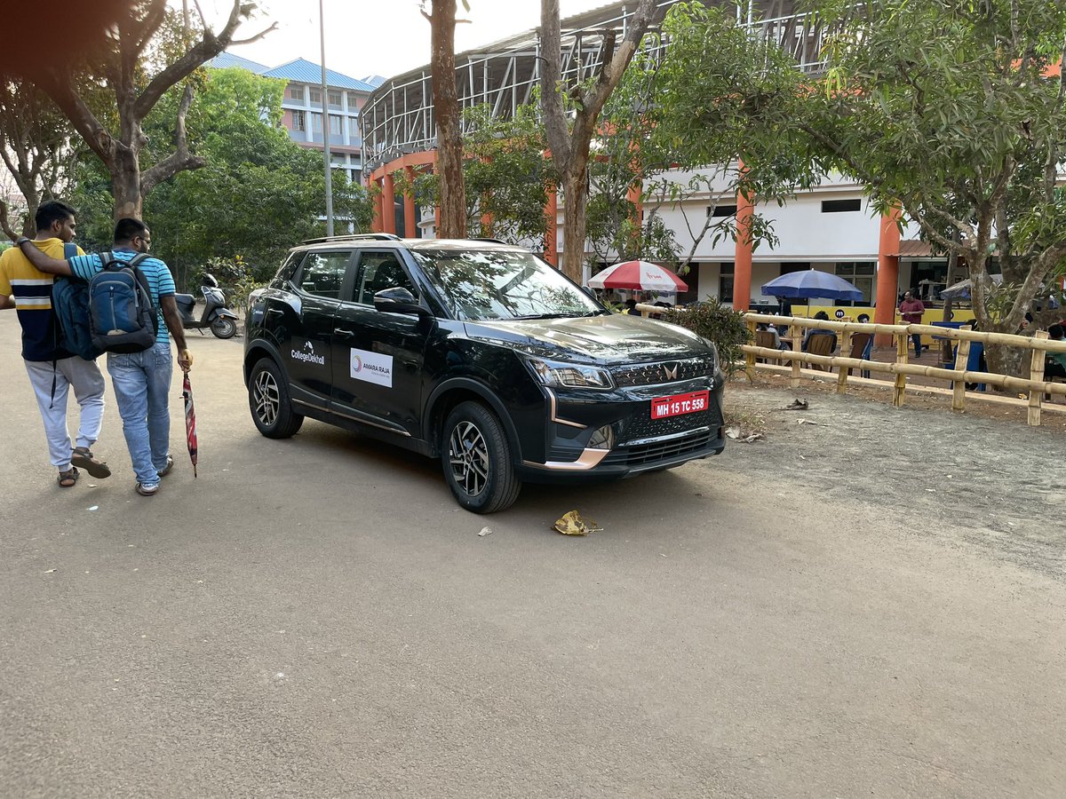 SunPedal_Ride's tweet image. Day 5. 700+ kms so far on the @Mahindra_XUV400 
Kochi to Calicut (180 kms) from 95% SoC to 35% SoC on the relatively narrow NH66 highway. A pitstop in NIT Calicut. #driEVtoeducate #ElectrifyingTheFuture #thesunpedalride 
@CollegeDekho @AmaraRaja_Group @ExicomPower