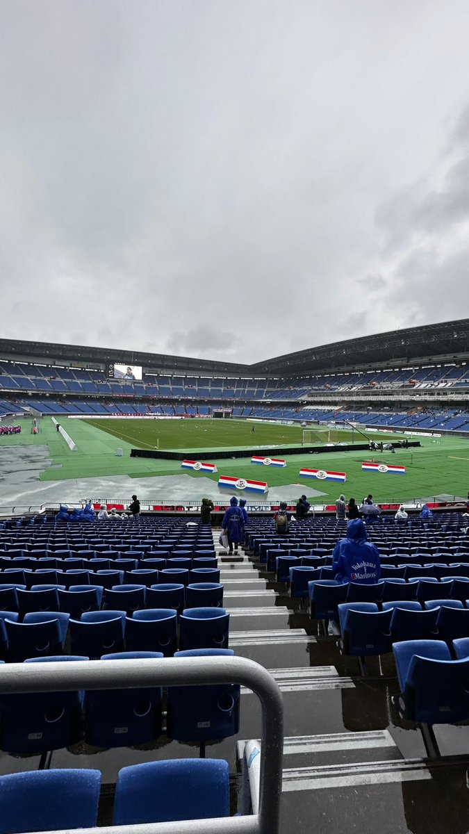 robbyearon's tweet photo. Llegamos al estadio con muchísima lluvia. Hoy podré presenciar mi primer partido de @J_League entre @prompt_fmarinos x @atlrs_official #VamosMarinos 🔴⚪️🔵 https://t.co/dSjUerzsng