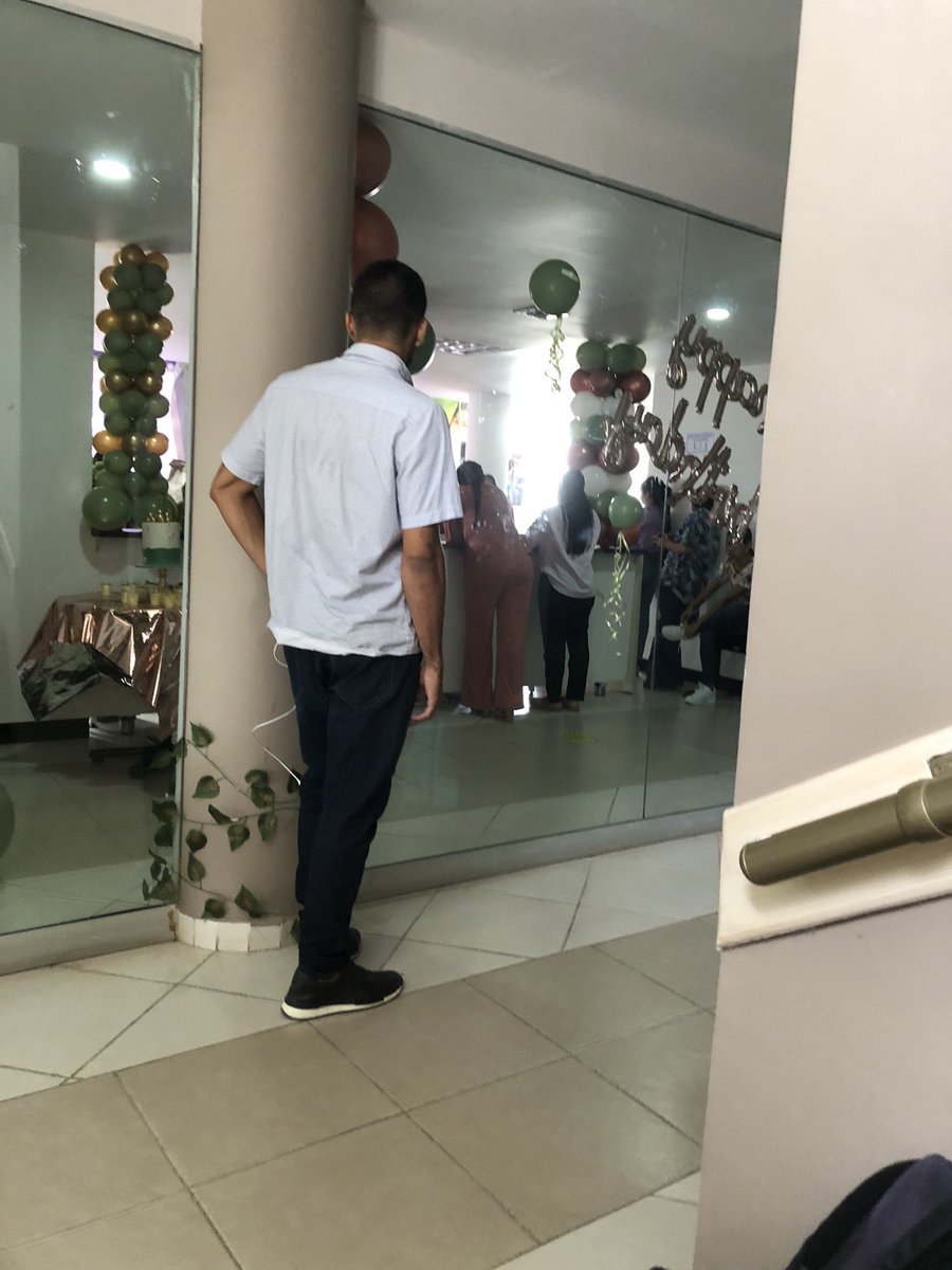 latigopayares's tweet photo. El día de hoy me sentí humillado y ultrajado por parte de los miembros de la SECRETARÍA DE JUVENTUDES en Córdoba, me hicieron esperar más de 3 horas y cuando terminaron la grandilocuente y extravagante fiesta que tenían en el edificio, me dijeron que su jornada laboral finalizó. https://t.co/kdKTel9TOn