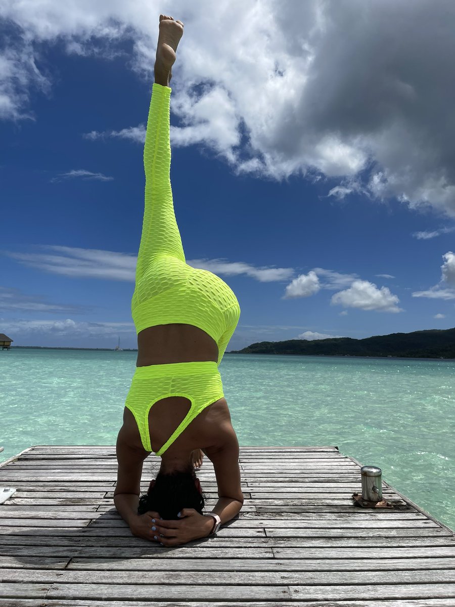 iampoojabatra's tweet photo. Doing a headstand doesn’t make you an advanced Yogi. Staying present and practicing self awareness makes you one 🧘‍♀️ #yogawithpoojabatra #yoga https://t.co/xdAYmaQQCB