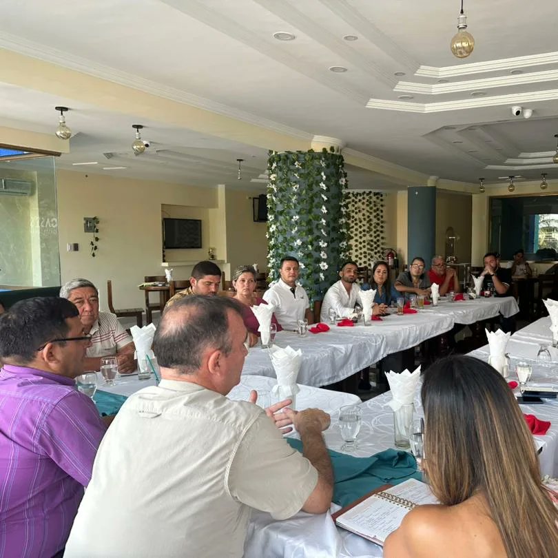 FENEGAS2023's tweet photo. Con el propósito de consolidar los objetivos que promuevan el mejoramiento de las estaciones de servicio y la imagen a los usuarios, el Presidente de  .@Fenegas, Enrique Chacón, acompañado del primer vicepresidente, Óscar Prósperi juramentaron la directiva del estado Apure. https://t.co/QkMQaZDzDR
