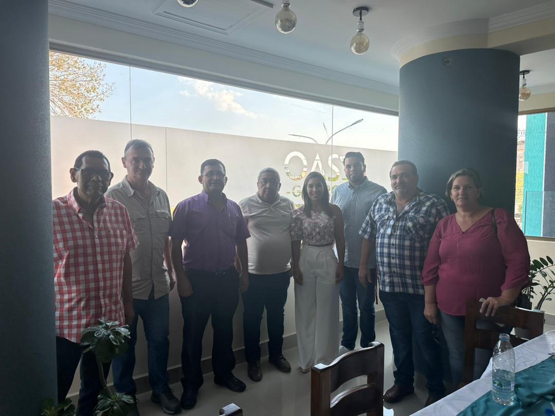 FENEGAS2023's tweet photo. Con el propósito de consolidar los objetivos que promuevan el mejoramiento de las estaciones de servicio y la imagen a los usuarios, el Presidente de  .@Fenegas, Enrique Chacón, acompañado del primer vicepresidente, Óscar Prósperi juramentaron la directiva del estado Apure. https://t.co/QkMQaZDzDR