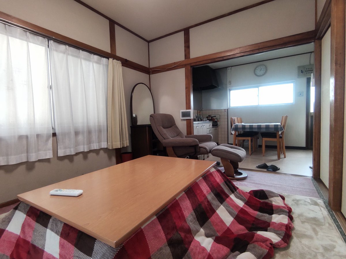 zunnosuke's tweet photo. 本日、不動産屋さんに来てもらって家を見てもらうのでできるだけスッキリとさせた。
居間も台所もモノを置かない状態に。
仕上げに掃除機をかける
当たり前だけどモノが無いと掃除がすごくラク！ https://t.co/m61tBvHNYz