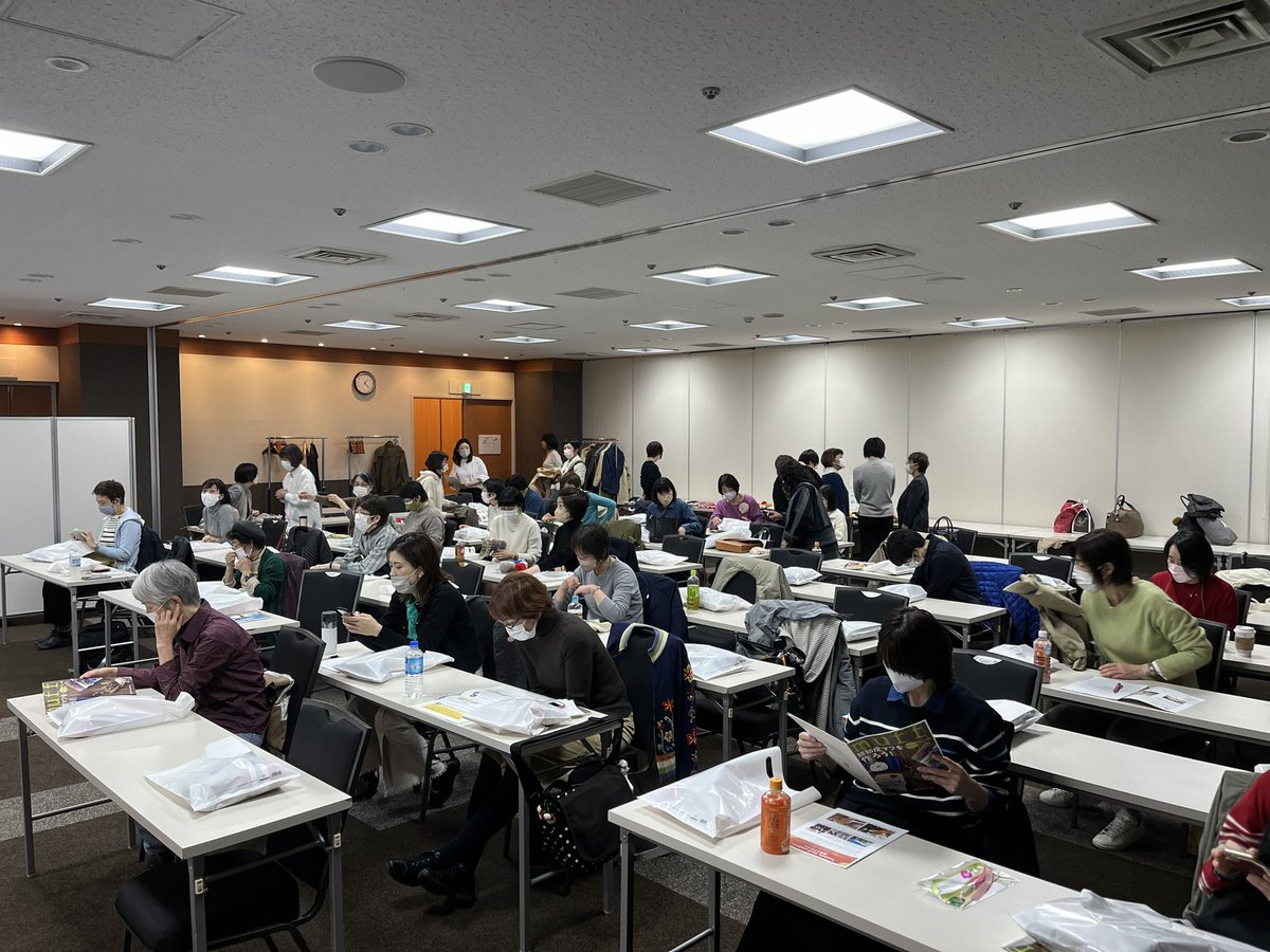MayumiNose's tweet photo. 今日は朝日新聞厚生文化事業団さん @asahi_welfare による普及活動のお手伝いをしている #認知症マフ 大阪ワークショップです。ご参加のみなさまよろしくお願いいたします。 #twiddlemuff https://t.co/OsIAThSW1n