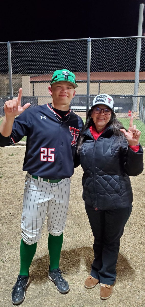 GruvyGurl's tweet photo. Got a great picture with @OwenWashburn25 after tonight's big win! Owen had to wear a pitch & got a walk to get on base twice. He scored the first of 4 runs in the B8 to tie the game at 7! A great win for the good guys!!! Congrats! #WreckEm https://t.co/vAUCg8aFyJ