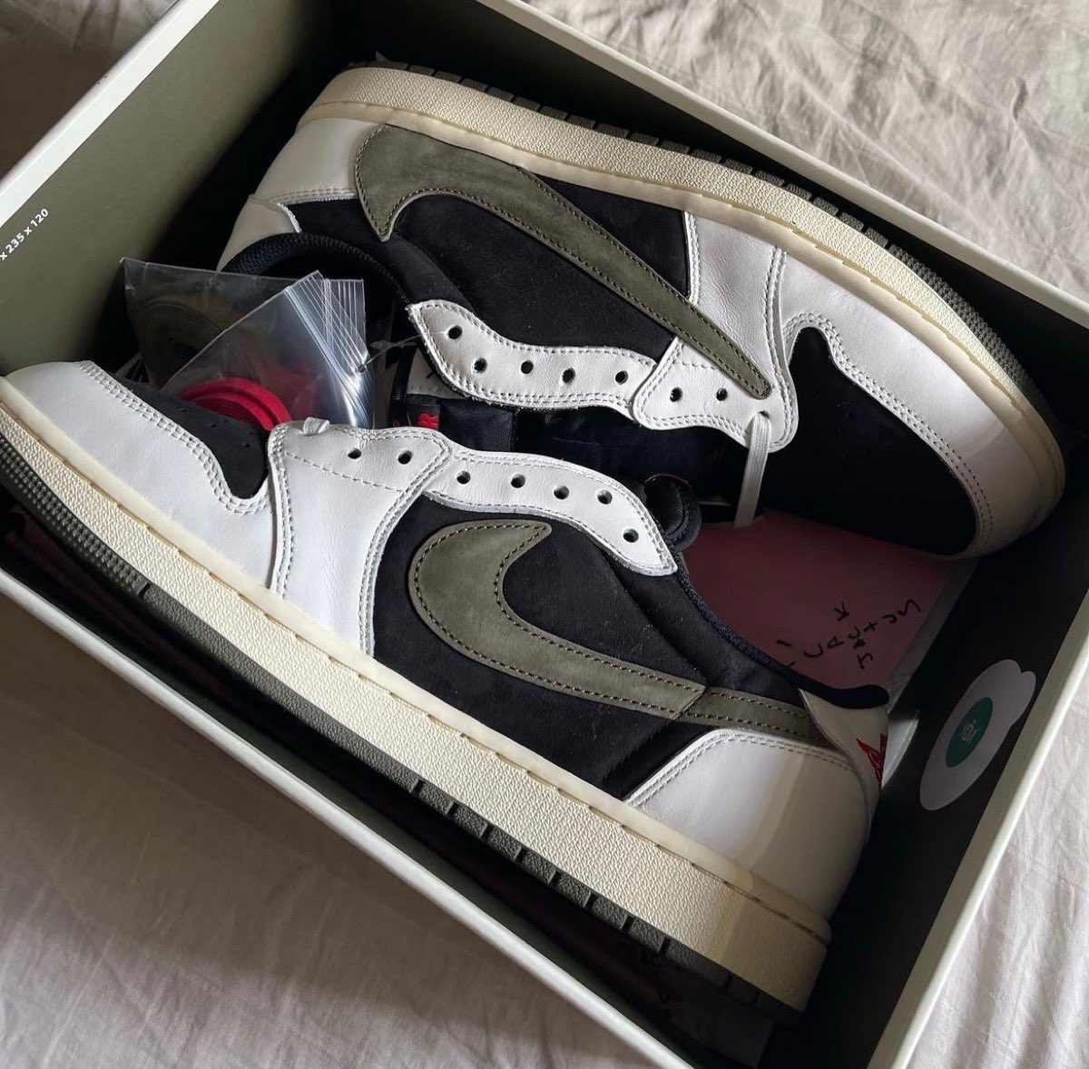 uptod4te's tweet photo. Travis Scott × Nike Wmns Air Jordan 1 Low OG SP “Medium Olive” 📸: ryivibes（IG）［トラヴィス ナイキ エアジョーダン1 新色 ミディアムオリーブ セイル ブラック］［DZ4137-106 / DZ5909-106 / DZ5908-106］
https://t.co/uQDBfoxJ6U https://t.co/w521acIYo5