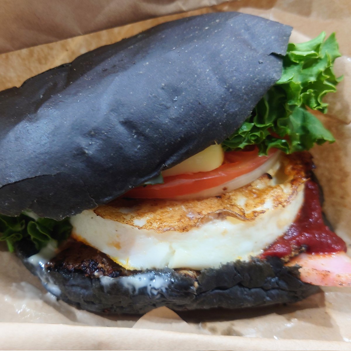 lapislazuli_222's tweet photo. 「KORON SaseboBurger&amp;Cafe」のバーガーです🍔
バンズが黒い！！Σ(°̀ᗝ°́)
そして激ウマ！！(๑>ڡ<๑)
色々と衝撃的でした😅💦

#佐世保バーガー 
#KORON 
https://t.co/KLYjxflLmP https://t.co/K2pH9kRoGu