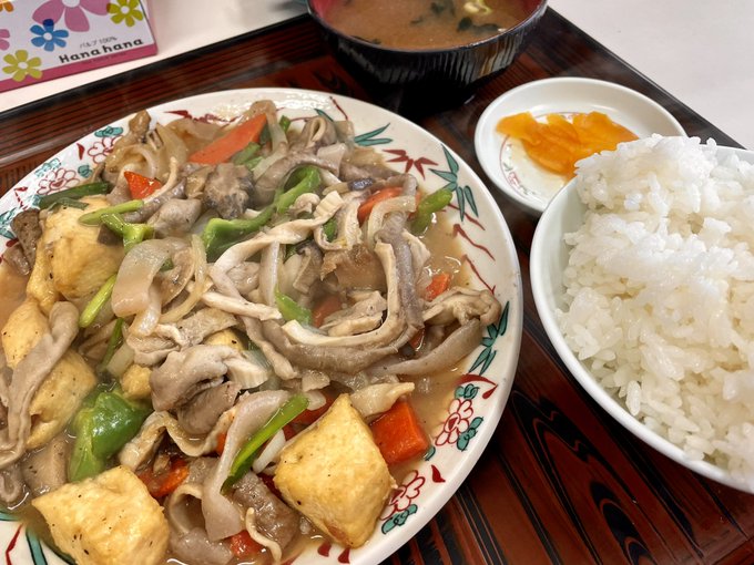 近くにあった「あやぐ食堂」さんで昼ごはん
中身炒めといって、まあモツの味噌炒めなんだけど、でかい?!
出汁効いててうめえ 