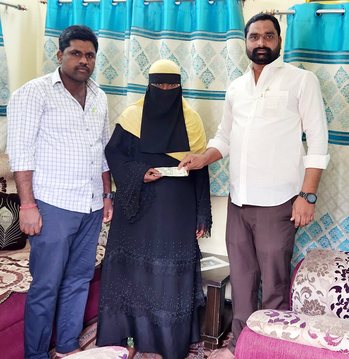 Shaikkhadir786's tweet photo. రామచంద్రపురం డివిజన్ శ్రీనివాస్ నగర్ కాలనీలో నివాసముంటున్న నిరుపేద కుటుంబానికి చెందిన ఎండి భాష గత కొ��్ని రోజులతో  పక్షవాతం  తో అనారోగ్యంతో బాధపడుతున్న విషయం తెలుసుకొని షేక్ అబ్దుల్  ఖదీర్ వైద్యానికి తన వంతు 10,000 రూపాయలు భాష కుటుంబానికి ఆర్థిక సాయం అందించడం  జరిగింది. https://t.co/VI44GLaPqf
