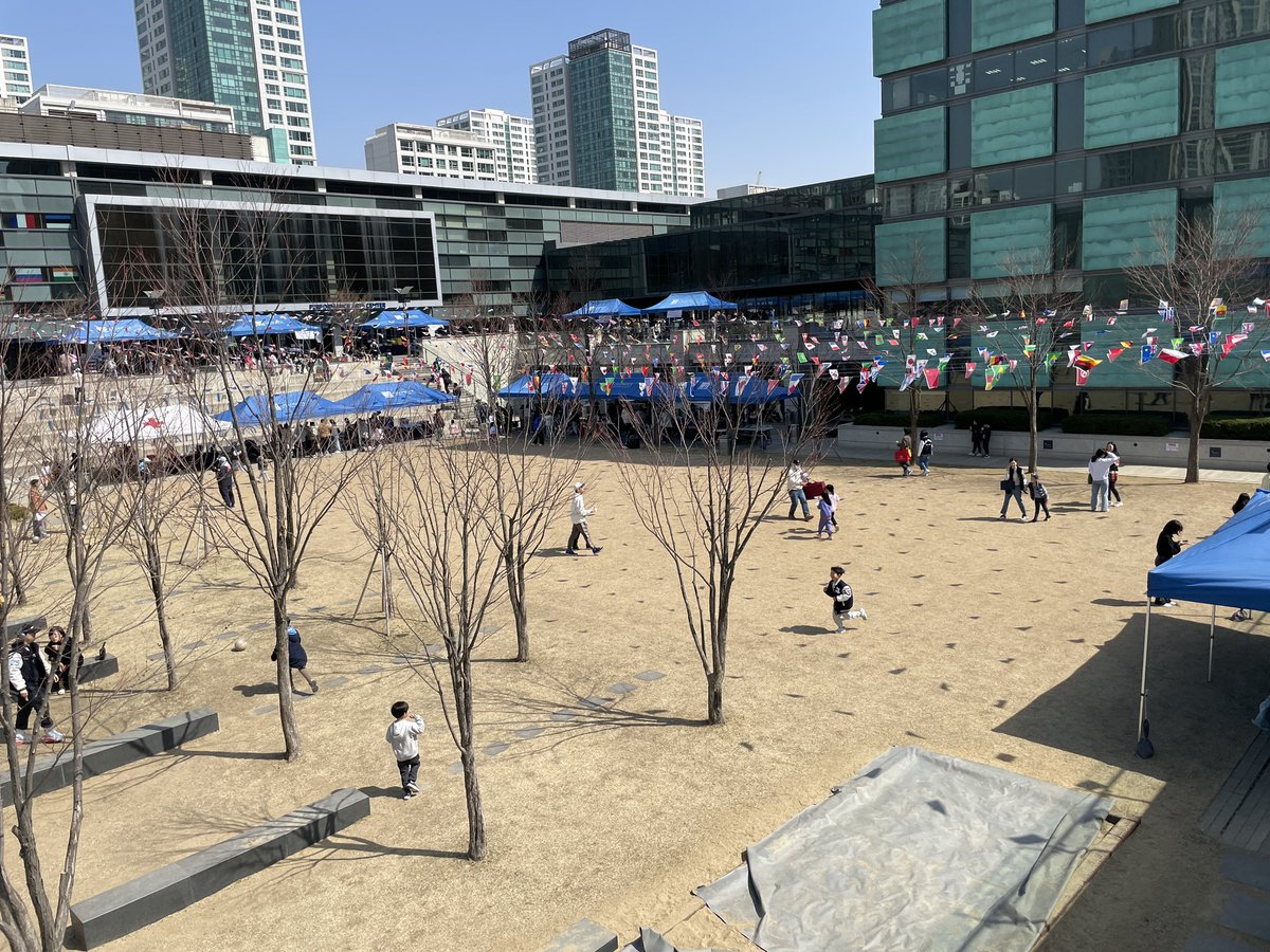 jlevno's tweet photo. CIPA Bazaar. Beautiful Spring day with lots of worthy causes to support! Go Wick! #chadwickinternational https://t.co/2EjKDWRaSA