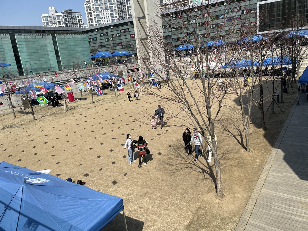 jlevno's tweet photo. CIPA Bazaar. Beautiful Spring day with lots of worthy causes to support! Go Wick! #chadwickinternational https://t.co/2EjKDWRaSA