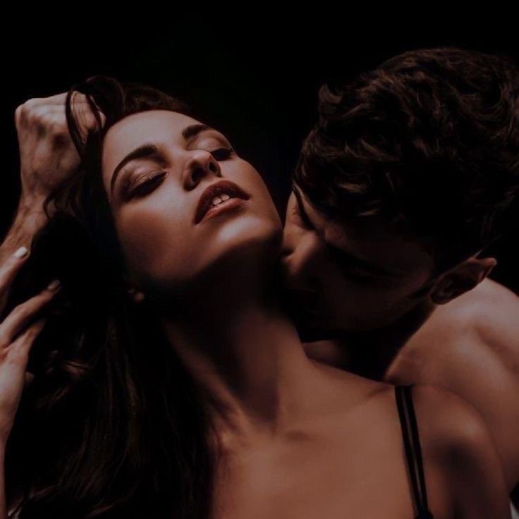 Maylainia's tweet photo. @emilio_bravo__ Días de LUVIA noches en luna.
Insomnio en mi mente, VACÍO el pensamiento, se vuelve inquieto.
Sonetos entre gota y gota,parecen LLAMAR a todos mis sueños.
DETRÁS apareces tú, que ilusa me vuelvo siempre, tu eres mi desvelo, eres mi perdición.
#Reto4Palabras
#Perversos_ https://t.co/gcOxHmF3gn