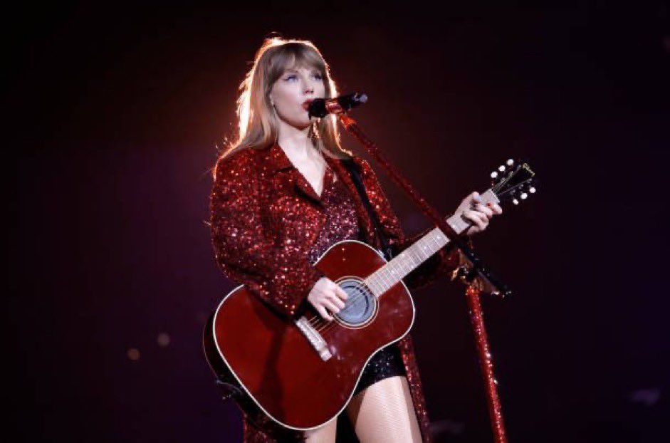 thesmitkevadiya's tweet photo. All too well ❤️‍🩹

#GlendaleTSTheErasTour #TaylorSwift #TheErasTourTS #TheErasTour #TaylorSwiftErasTour https://t.co/iKHV9fLtjl