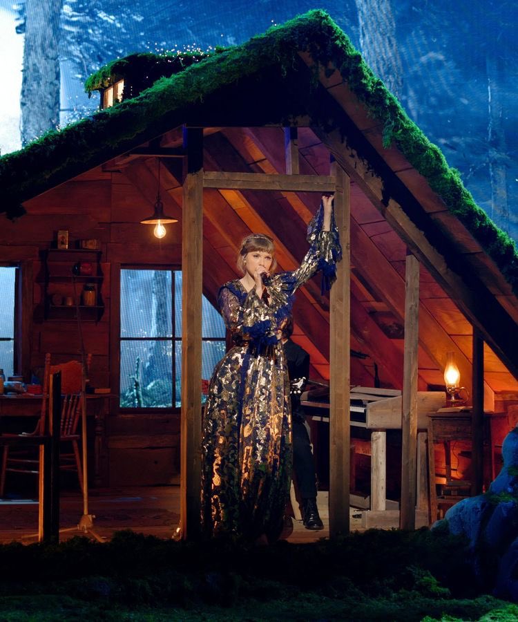 LaPuercaylor's tweet photo. Taylor recreo la casa de folklore con la cual se presentó en los Grammys!! https://t.co/CPbCk5rryD