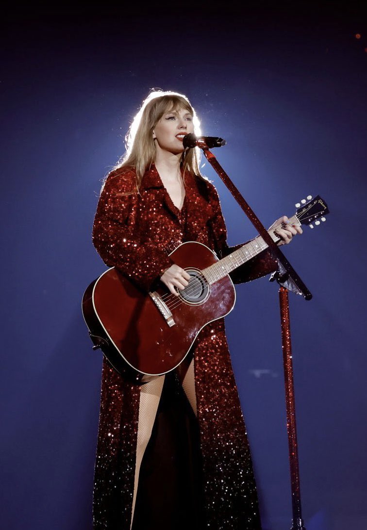 ThaiTaylorSwift's tweet photo. Taylor Swift เเสดงเพลง All Too Well (10 Minute Version ) ❤️❤️❤️❤️❤️ https://t.co/Q7nwGOprzR