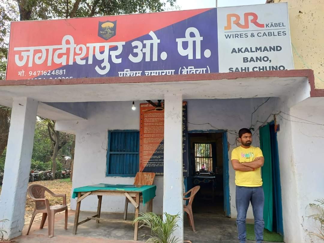 ApnaNwd's tweet photo. पश्चिम चंपारण के जगदीशपुर थाने में मनीष कश्यप ने किया आत्म समर्पण, बिहार पुलिस ने फेक न्यूज फैलाने के आरोप में जारी किया था गिरफ्तारी वारंट। https://t.co/tb6q1CMRYB