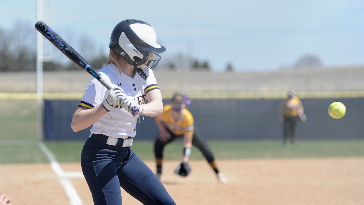 Cassie Cunniff went 6-for-8 on the day with 2 home runs, but @carletonsoftba1 had to settle for a split on its first day in Florida. The Knights beat Oswego State, 7-2, in the Spring Break opener but lost 14-6 (6 inn.) to Framingham State. Recap: ow.ly/mMrW50NlMUJ #d3sb