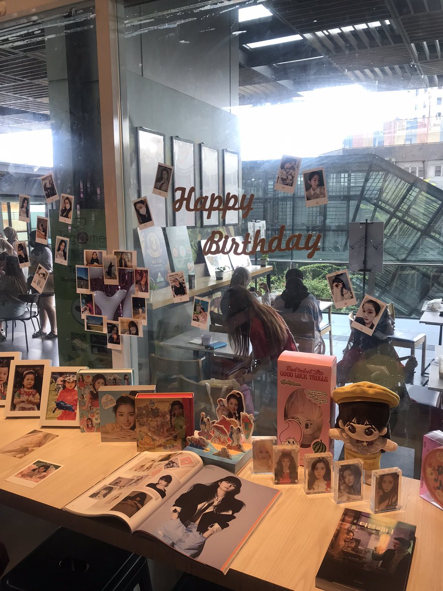 adiibdibdib's tweet photo. My inner reveluvs are outshining today hshshhs special thanks to @baeeoni_530 and crews for making this happen ❤️ happy birthday Bae Joohyun 🫶🥰
#BackToTheBeginWithIrene https://t.co/cumxBSoNpa