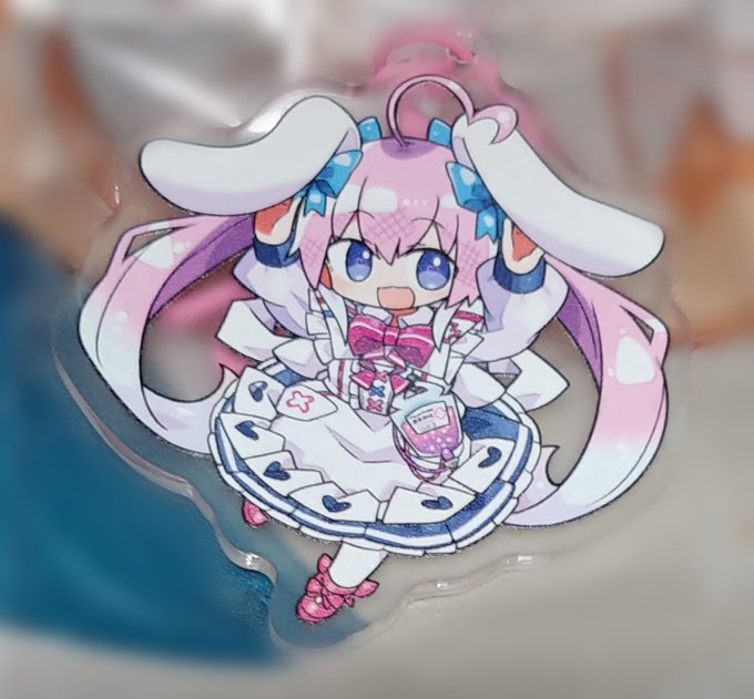 届いた!かわいい!

※フチがざらついて見えるのは表面加工と部屋の照明の影響です。実物の発色は綺麗でした。 