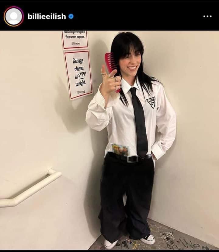 Humilde Billie Ellish, vistiéndose del Vitor😘😘☝🏻