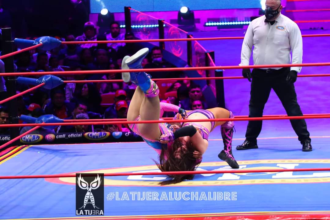 LaTijeraLucha's tweet photo. La primera y gran ganadora de la #CopaIrmaGonzalez, es la regiomontana @PrincesaSugehit al dar cuenta de #ReinaIsis, recibiendo su premio de manos de la histórica y homenajeada #IrmaGonzalez; dejando en el camino a grandes #AmazonasDelCMLL como lo son... https://t.co/84l3Ezm8Y9