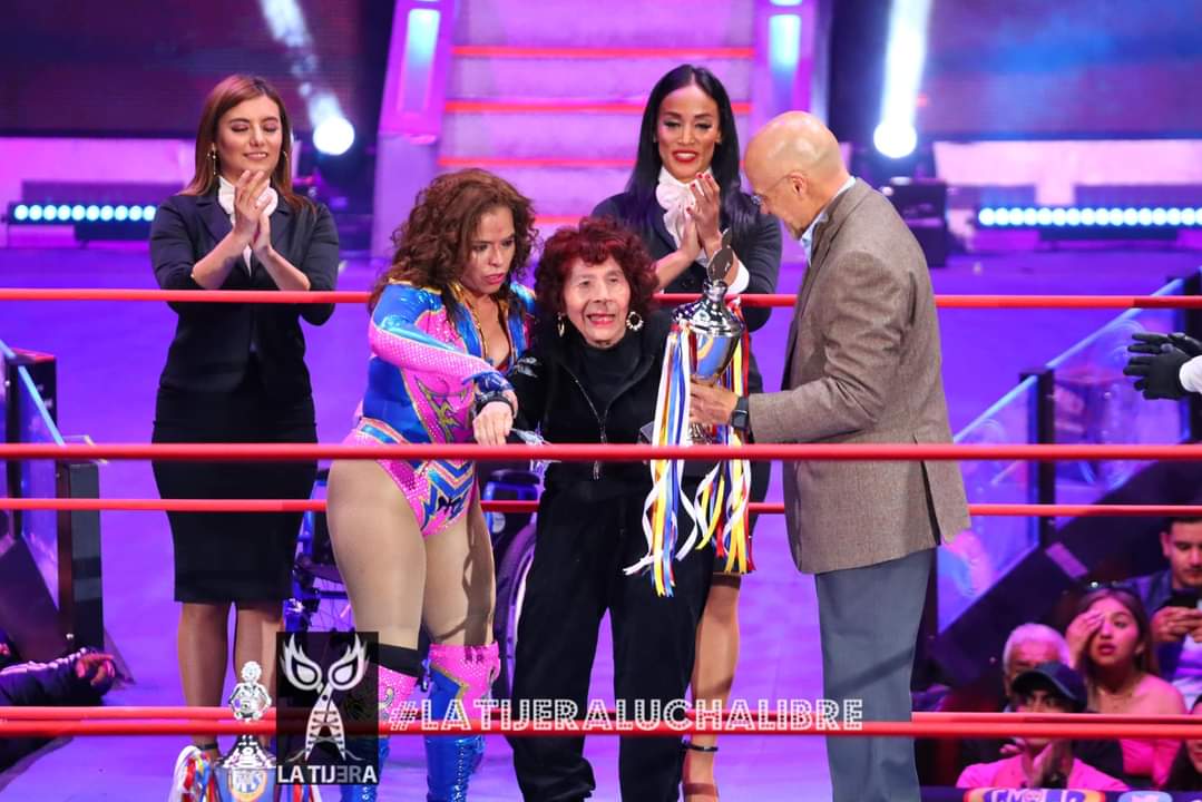 LaTijeraLucha's tweet photo. La primera y gran ganadora de la #CopaIrmaGonzalez, es la regiomontana @PrincesaSugehit al dar cuenta de #ReinaIsis, recibiendo su premio de manos de la histórica y homenajeada #IrmaGonzalez; dejando en el camino a grandes #AmazonasDelCMLL como lo son... https://t.co/84l3Ezm8Y9