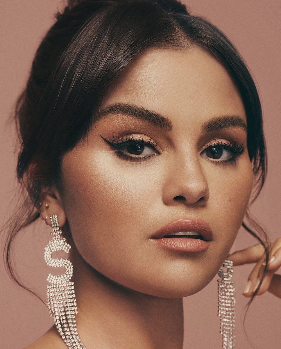 moviesmusic_th_'s tweet photo. Selena Gomez เป็นผู้หญิงคนแรกที่มียอดฟอลโลเวอร์มากถึง 400 ล้านคนบน Instagram ค่ะ ตอนนี้ยอดผู้ติดตามของเธอเป็นรองเพียงแค่ Cristiano Ronaldo (562 ล้าน) และ Lionel Messi (442 ล้าน) https://t.co/XujZrCkLR1