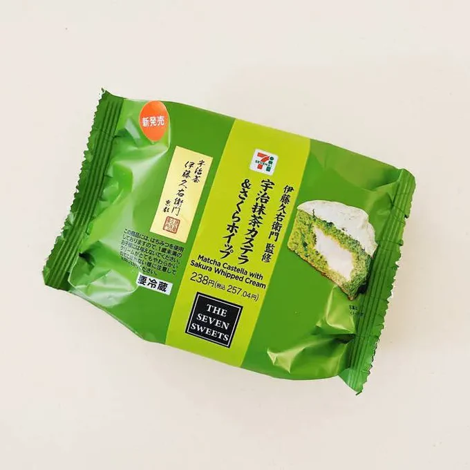 【セブン】デパ地下級の高級感なんだけど!濃厚でおいしい「ふわふわスイーツ」抹茶とさくらのコンビが最強です!セブンの「抹茶カステラ」がまるでデパ地下スイーツ級!中には甘いさくらホイップが入ってるの!フワフワの生地のくちどけも最高ですよ◎ 