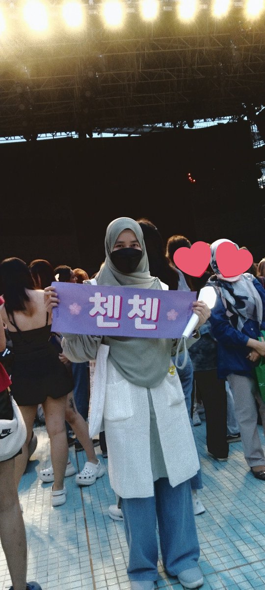 oohafiqah's tweet photo. Mentally I'm here. I'm stuck here!!!! ๐ญ๐ญ๐ญ I miss kim jongdae so much.
#grandwaveinkl #chenbalikkampung again when?? https://t.co/J1CUAsRYF8