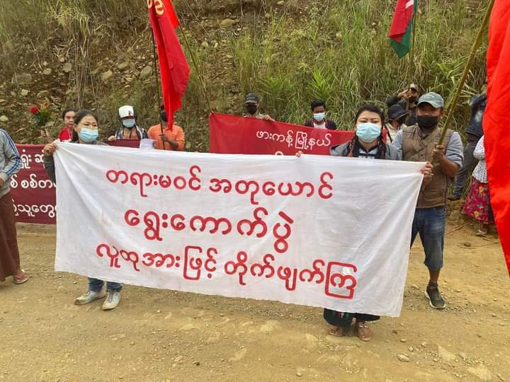 miN13700's tweet photo. Revolutionary residents in Kachin State's #Hpakant township staged a protest on March 18, to show their opposition to the military regime and support to KIA, PDF &amp; NUG.

#LegalizationOfNUG
#2023Mar18Coup
#WhatsHappeningInMyanmar https://t.co/EhjNLyzZyj