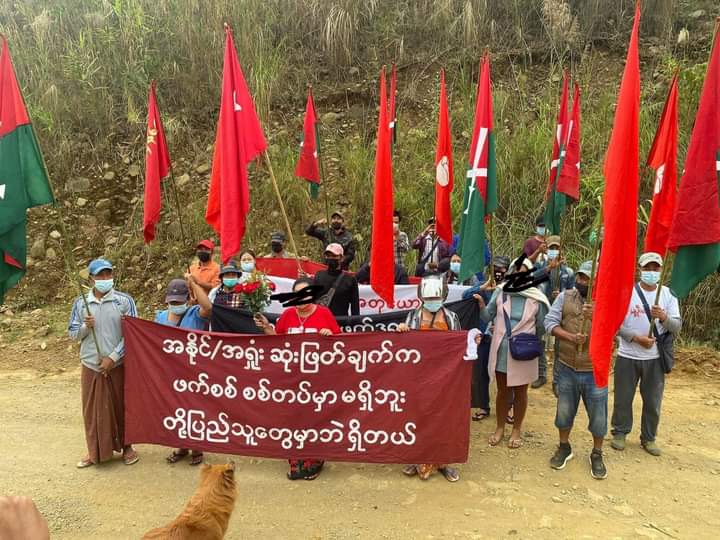 miN13700's tweet photo. Revolutionary residents in Kachin State's #Hpakant township staged a protest on March 18, to show their opposition to the military regime and support to KIA, PDF &amp; NUG.

#LegalizationOfNUG
#2023Mar18Coup
#WhatsHappeningInMyanmar https://t.co/EhjNLyzZyj