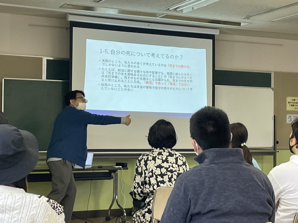 and_for_us's tweet photo. シブヤ大学さん（@shibuya_univ ）でのシリーズ講義、死のワークショップ
第二弾の「死と現代」が終了しました✨

上智大学の佐藤教授をお招きし、死の哲学や倫理学的な考え方、そして話題のAIを使った死者AIの是非についてお話いただきました🎓

終了後も生徒が並んで質問するほど大盛況でした！ https://t.co/t21800AWoH