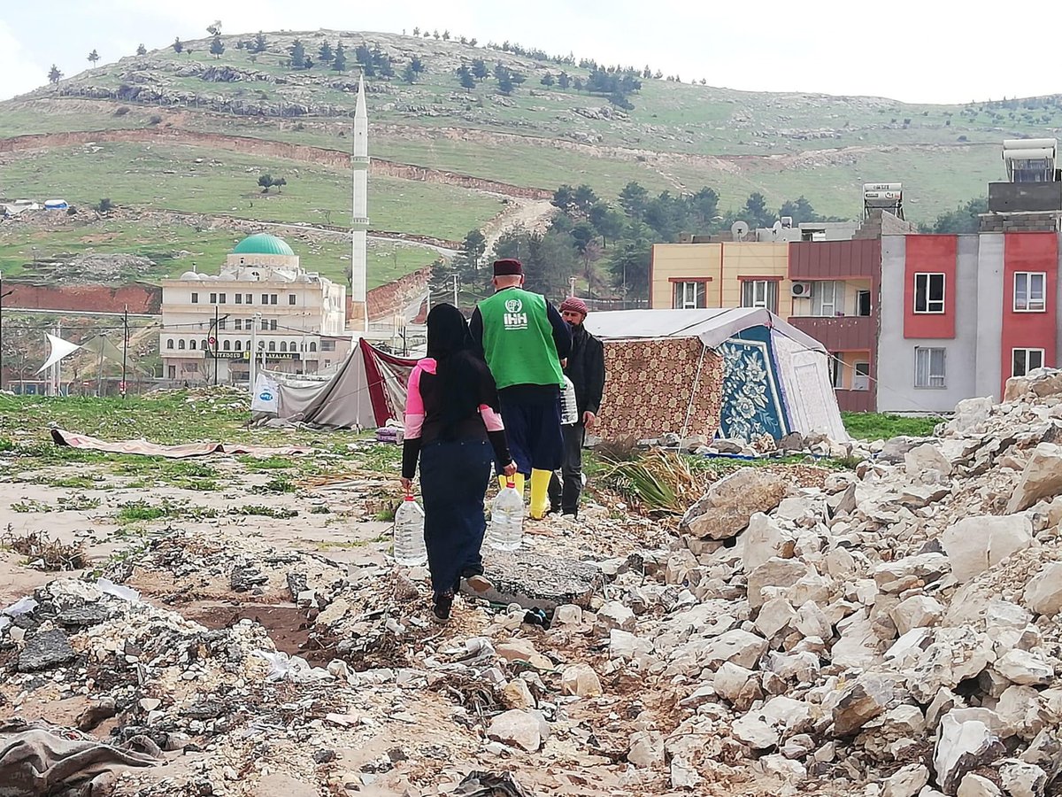 Ş.Urfa İHH olarak sabahın ilk ışıkları ile beraber il merkezimizin 15 ayrı noktadasında mobil ekiplerimizle halka su dağıtımı yaptık. Su dağıtımlarımız devam ediyor. @ihhinsaniyardim @BehcetAtila1 @urfaihh