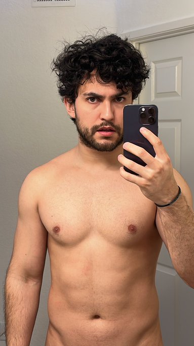 I need a haircut 💇🏻&zwj;♂️ but I&rsquo;m gonna continue growing my hair out until I think it&rsquo;s enough 😬 https://t