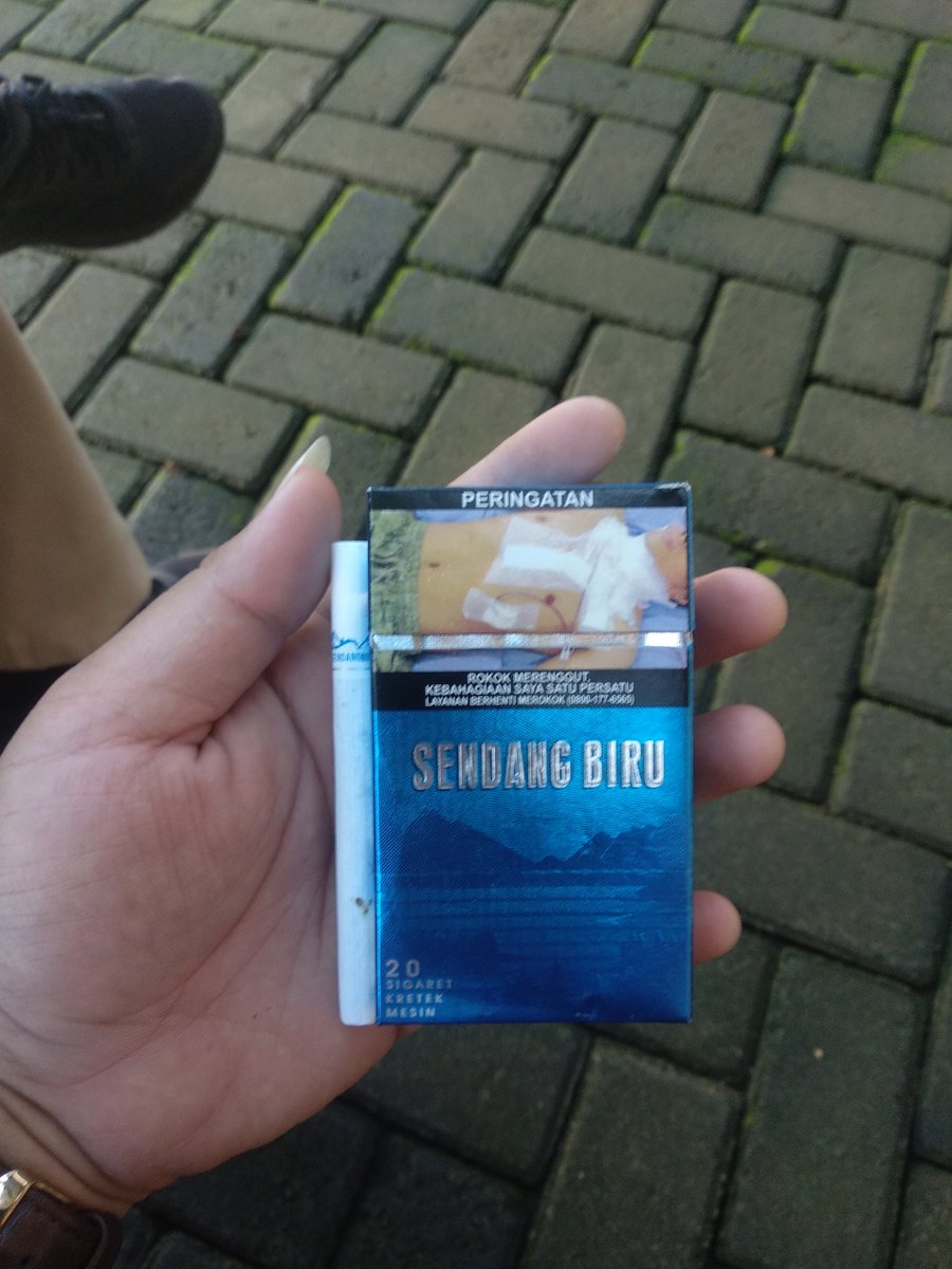 han__trish's tweet photo. @txtdariperokok sendang biru nih bos💙 https://t.co/6FNICGEP0p