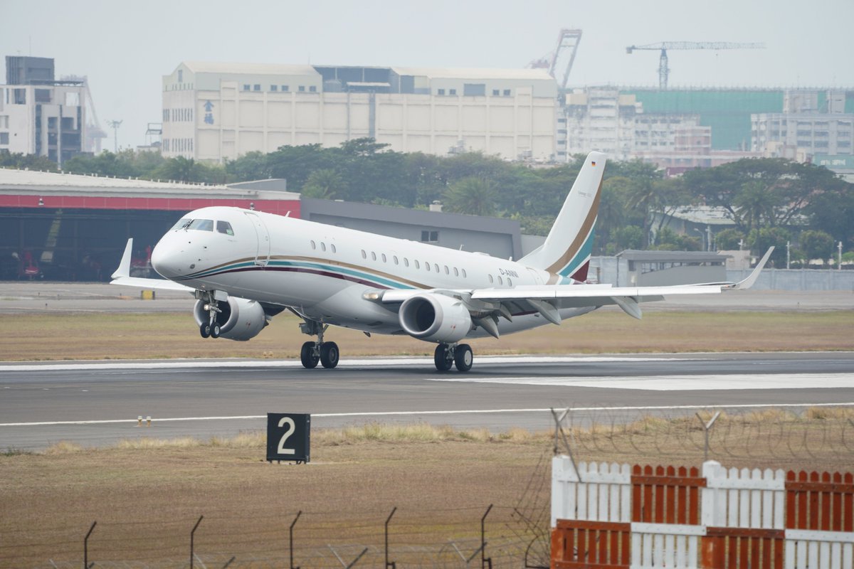 219071CSC's tweet photo. 出門散個步
#台湾 #高雄 #RCKH #Embraer190
#BLACKPINK #写真好きな人と繋がりたい https://t.co/vUuvoq7Vb4