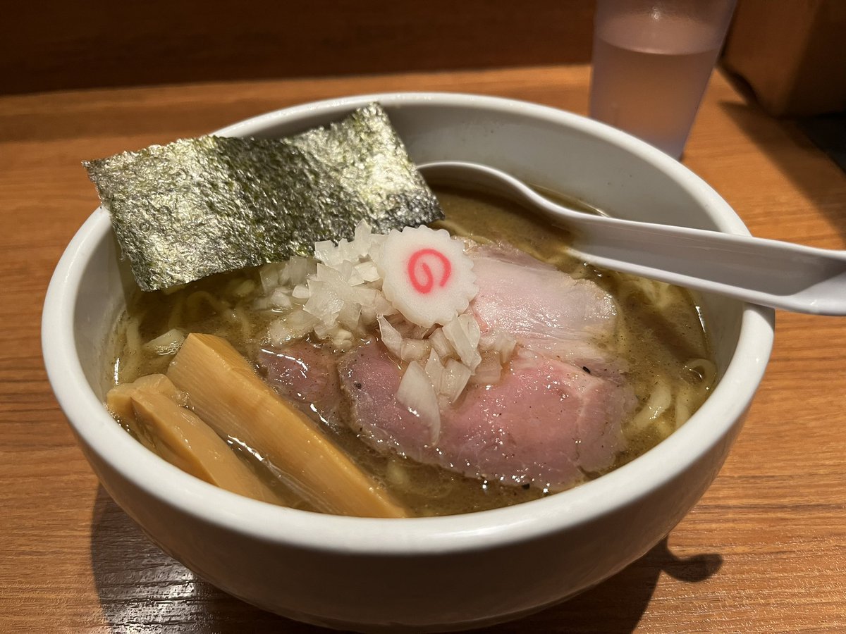 Ramenoki's tweet photo. 煮干し中華そば 鈴蘭（新宿駅）
煮干し中華そばを注文。煮干しをベースに鶏ガラを煮込んだWスープが特徴。香りも味も重厚な煮干スープが脳天を貫く。麺はちぢれ太麺で、もちもち。具材それぞれの味が濃く、総じて食べ応え抜群。さらにお茶漬けを注文。蛤ダシの茶漬に濃厚スープをかける。反則級。🅿️無 https://t.co/c8uNrK73Xf
