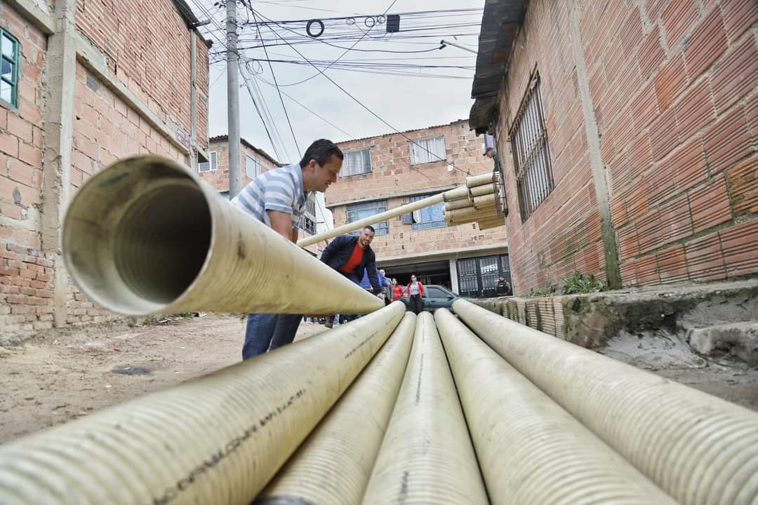 PEDROGUZMANO's tweet photo. ‼️ATENCION ENTES D CONTROL‼️
Hacemos un llamado a los entes D control para que verifiquen si la tubería Q está entregando el Alcalde de SOACHA es comprada, regalada, donada o SOBRANTE de alguna urbanización por ahí D Medellín, pero eso no es solución y menos su corta vida util https://t.co/2N87pzGd0D